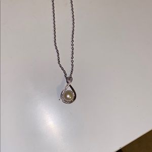 Brand new pearl and sparkly necklace
